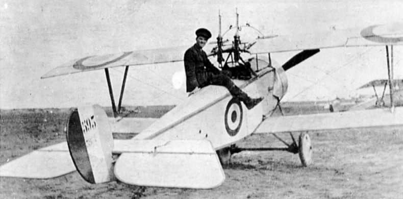 Офицер RNAS сидит на фюзеляже истребителя Ньюпор 11 с регистрационным № RNAS 3981 (заводской номер N593) с установкой двух пулеметов «Льюис» над крылом – Дюнкерк, 1916 г.